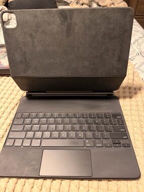 Apple Magic Keyboard iPad Pro 12.9"
5th Gen, iPad Air 12.9"